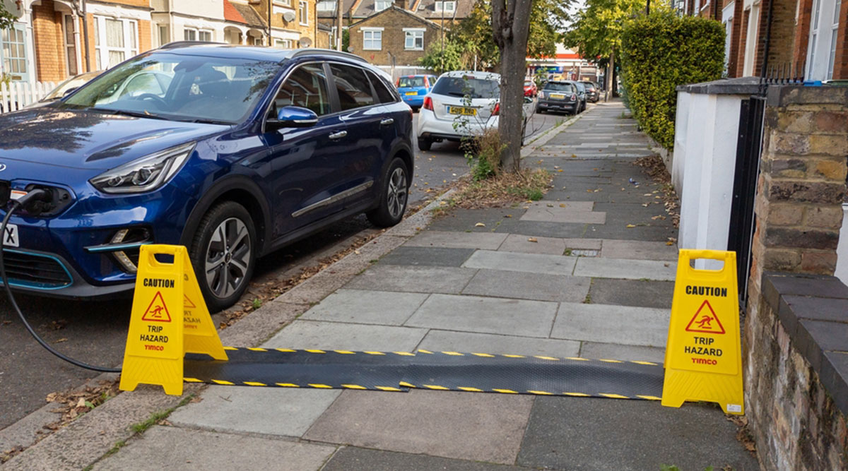 Een elektrische auto opladen over de stoep