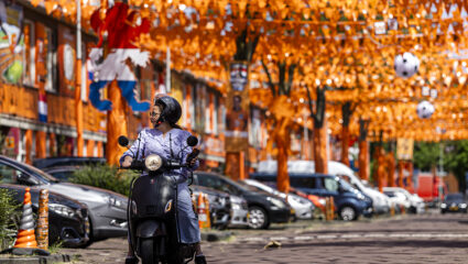Straat in Nederland helemaal oranje