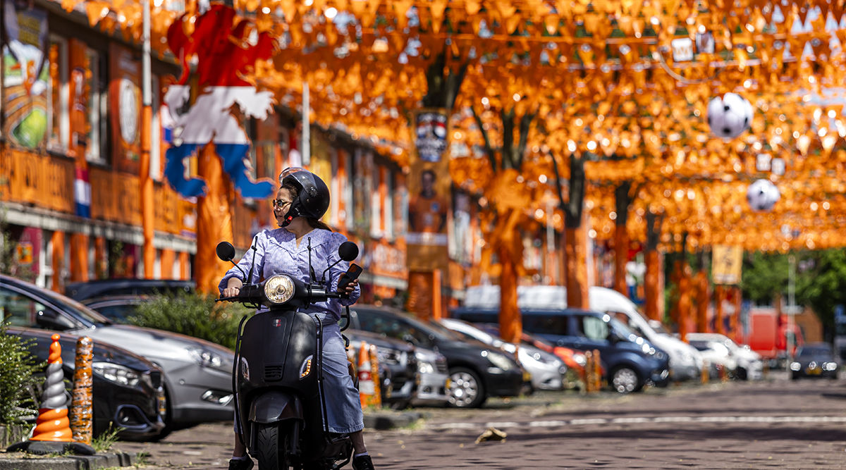 Straat in Nederland helemaal oranje
