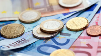 Geld als symboliek voor de nieuwe AOW-bedragen