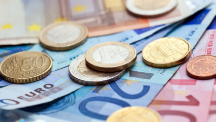 Geld als symboliek voor de nieuwe AOW-bedragen