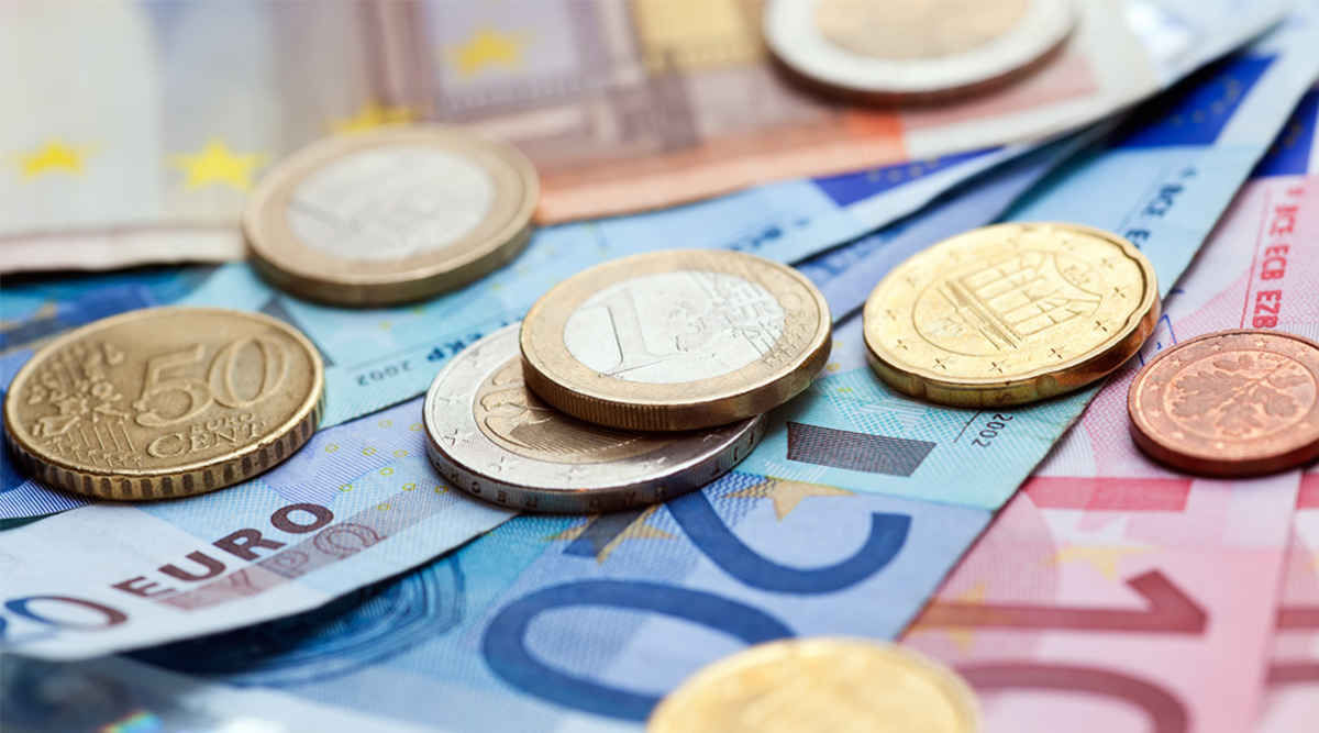 Geld als symboliek voor de nieuwe AOW-bedragen