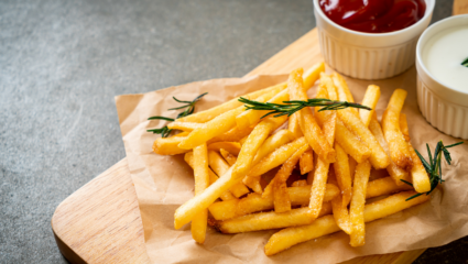 friet op houten plank met bakjes saus