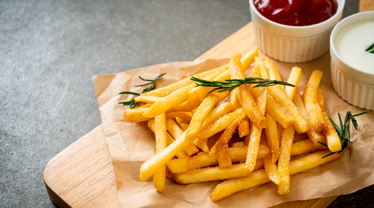 friet op houten plank met bakjes saus