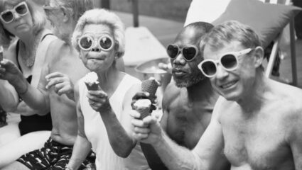 Een groepje mensen eet een ijsje tijdens de hete zomer van 1976