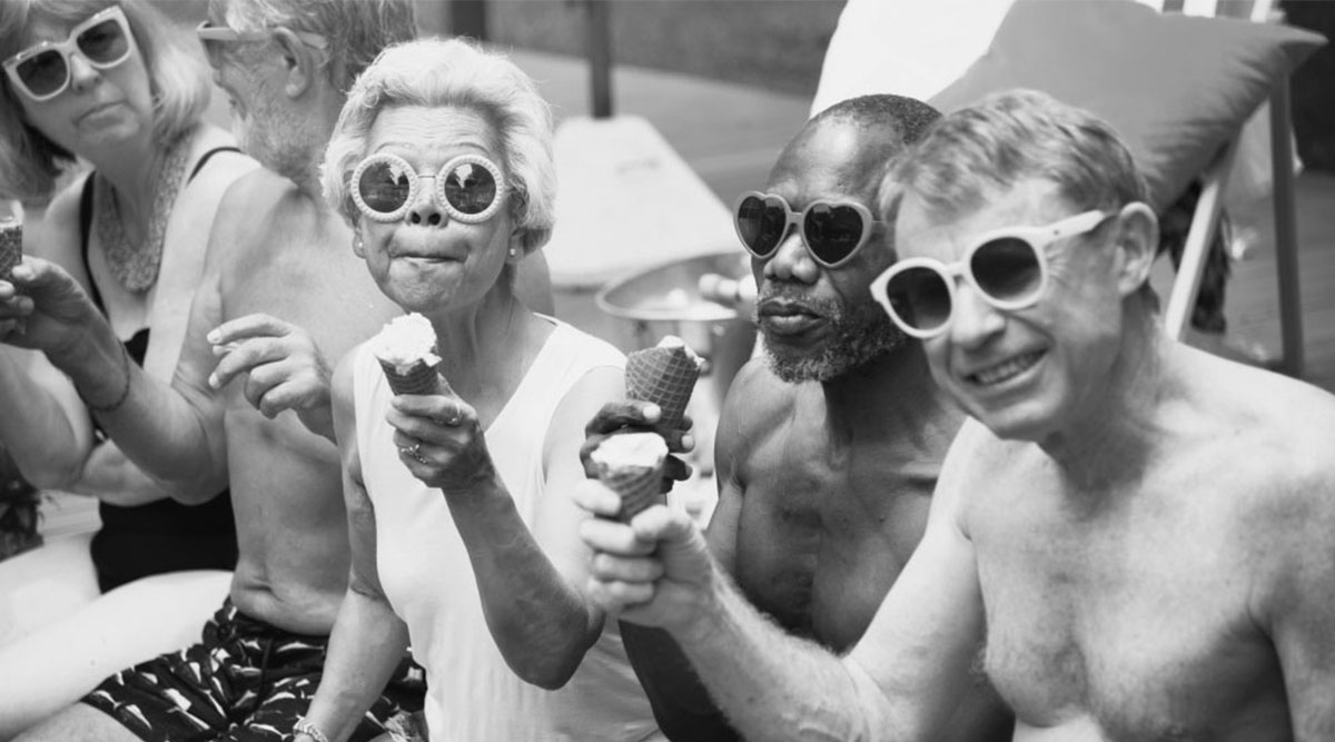 Een groepje mensen eet een ijsje tijdens de hete zomer van 1976