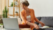 Een vrouw met een computer met een internetabonnement