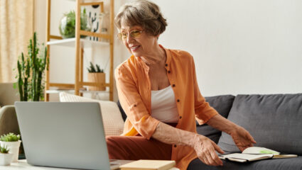 Een vrouw met een computer met een internetabonnement
