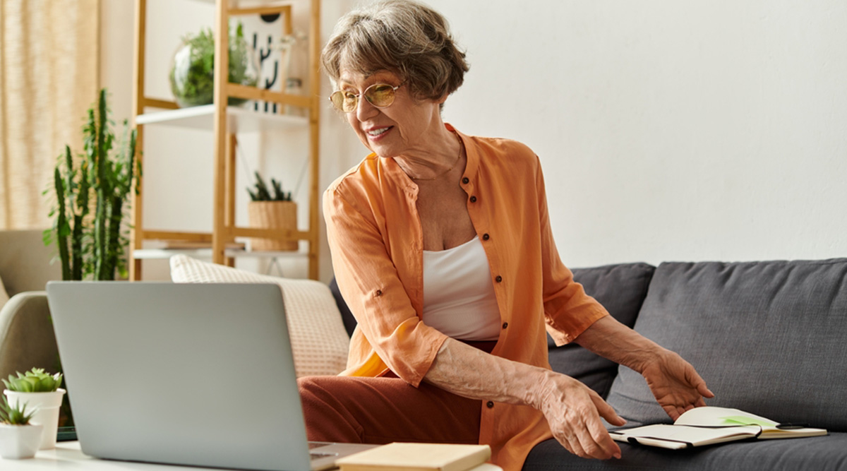 Een vrouw met een computer met een internetabonnement