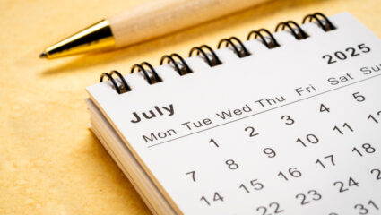 Een kalender geeft juli aan.