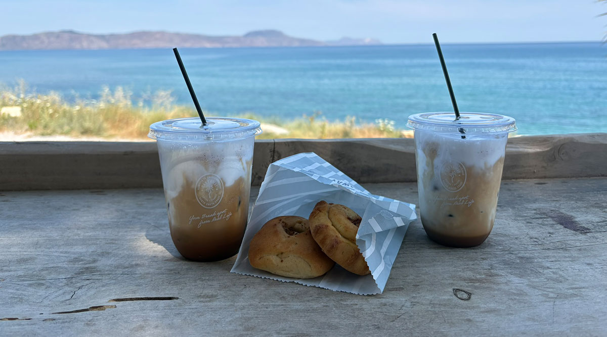 Twee freddo cappuccino's met uitzicht op de zee.