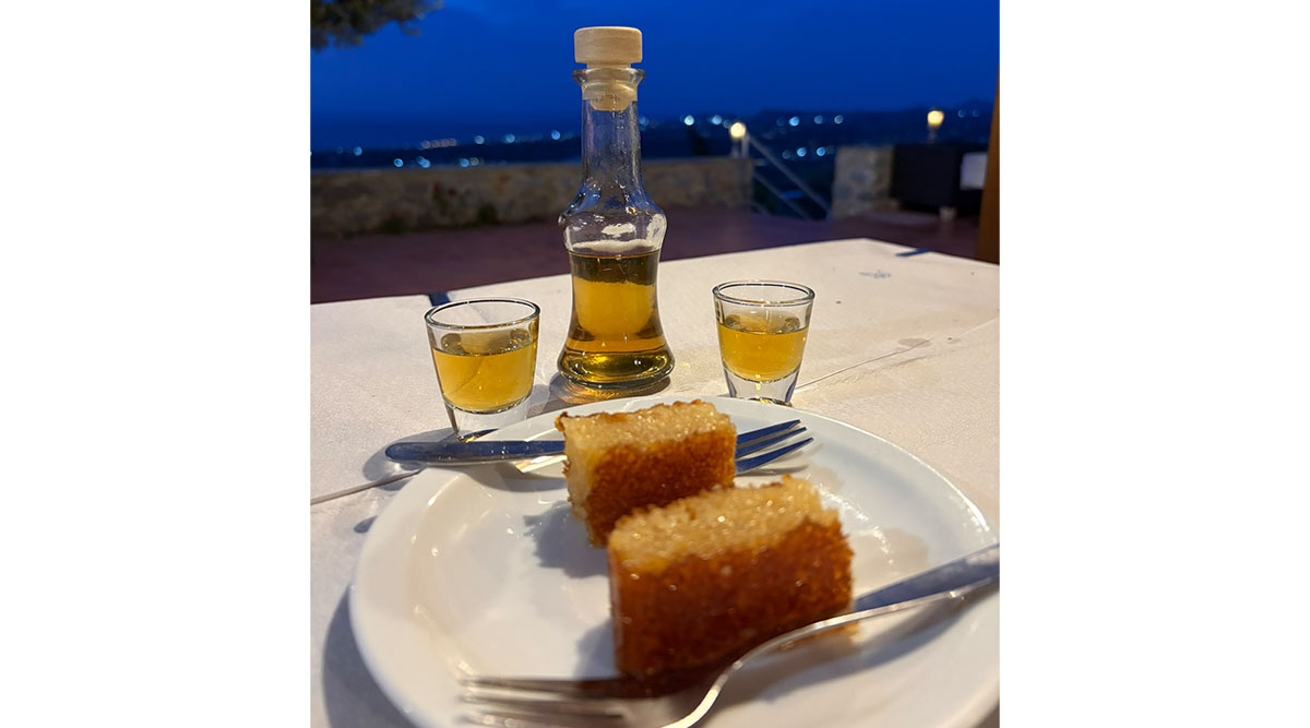 Honing raki met sinaasappelcake.