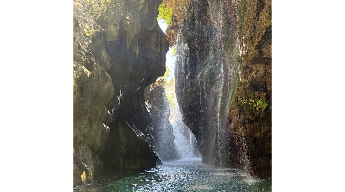 Kourtaliotiko Gorge: een waterval op Kreta.