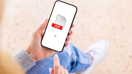 Een vrouw downloadt een pdf op haar mobiel