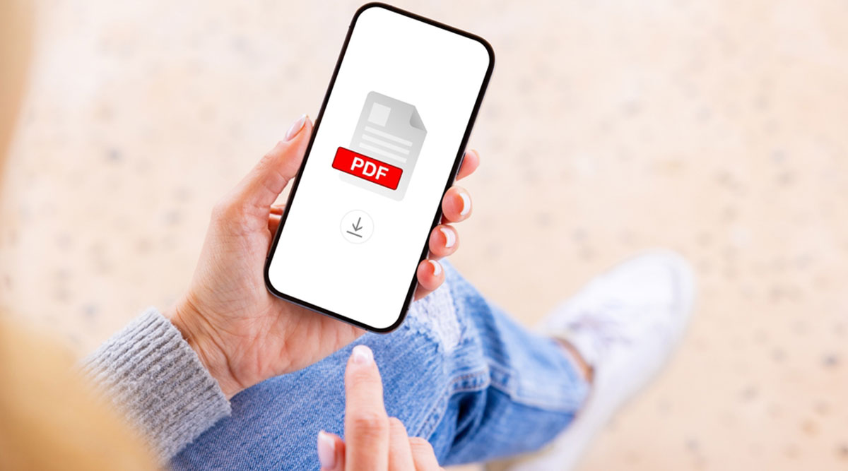 Een vrouw downloadt een pdf op haar mobiel
