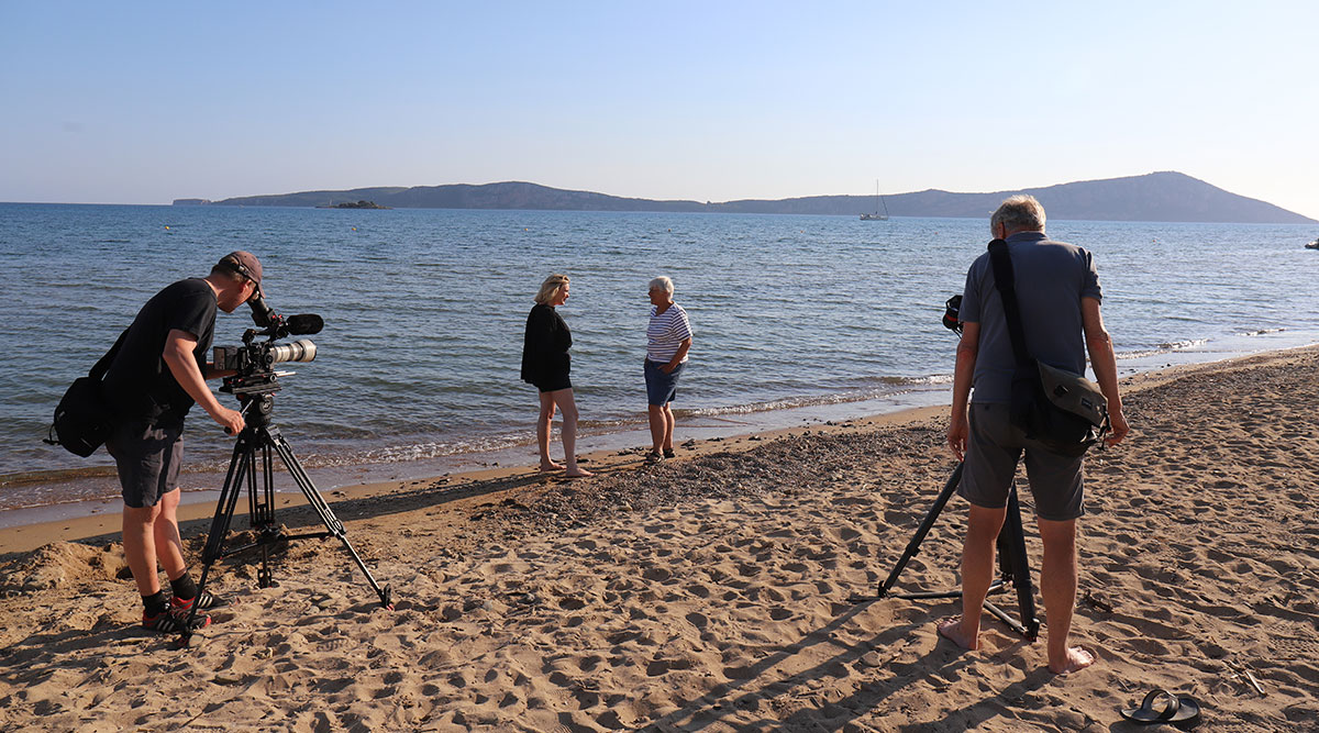 We zijn er Bijna! 2026: filmen op het strand.