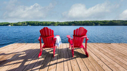 Puzzel: 2 rode stoelen aan het water
