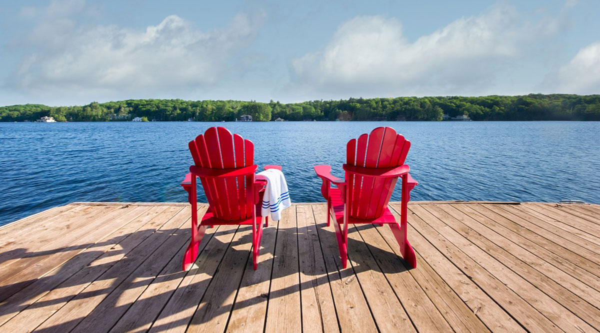Puzzel: 2 rode stoelen aan het water
