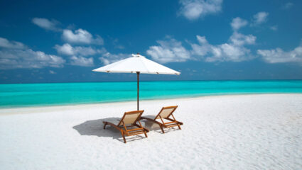 Puzzel: stoelen op een tropisch, wit zandstrand