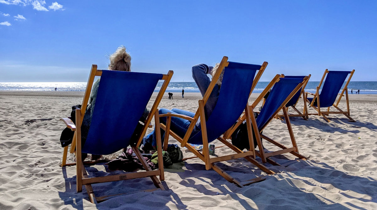Puzzel met blauwe strandstoelen op het strand