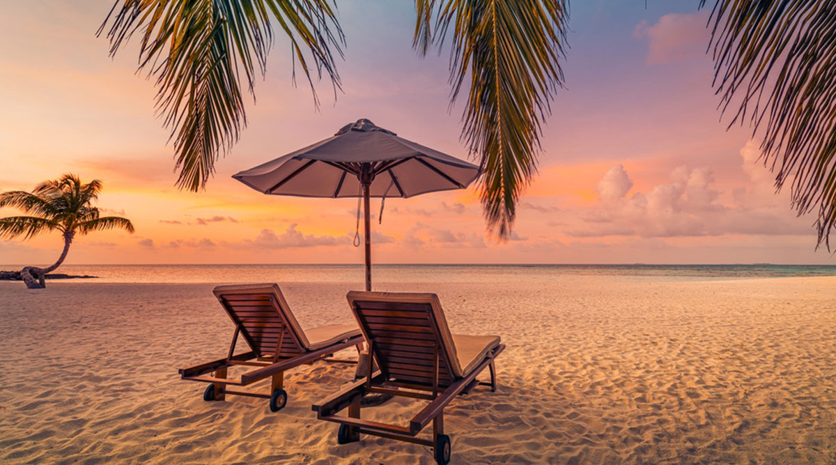 Puzzel: stoelen op tropisch strand bij zonsopkomst