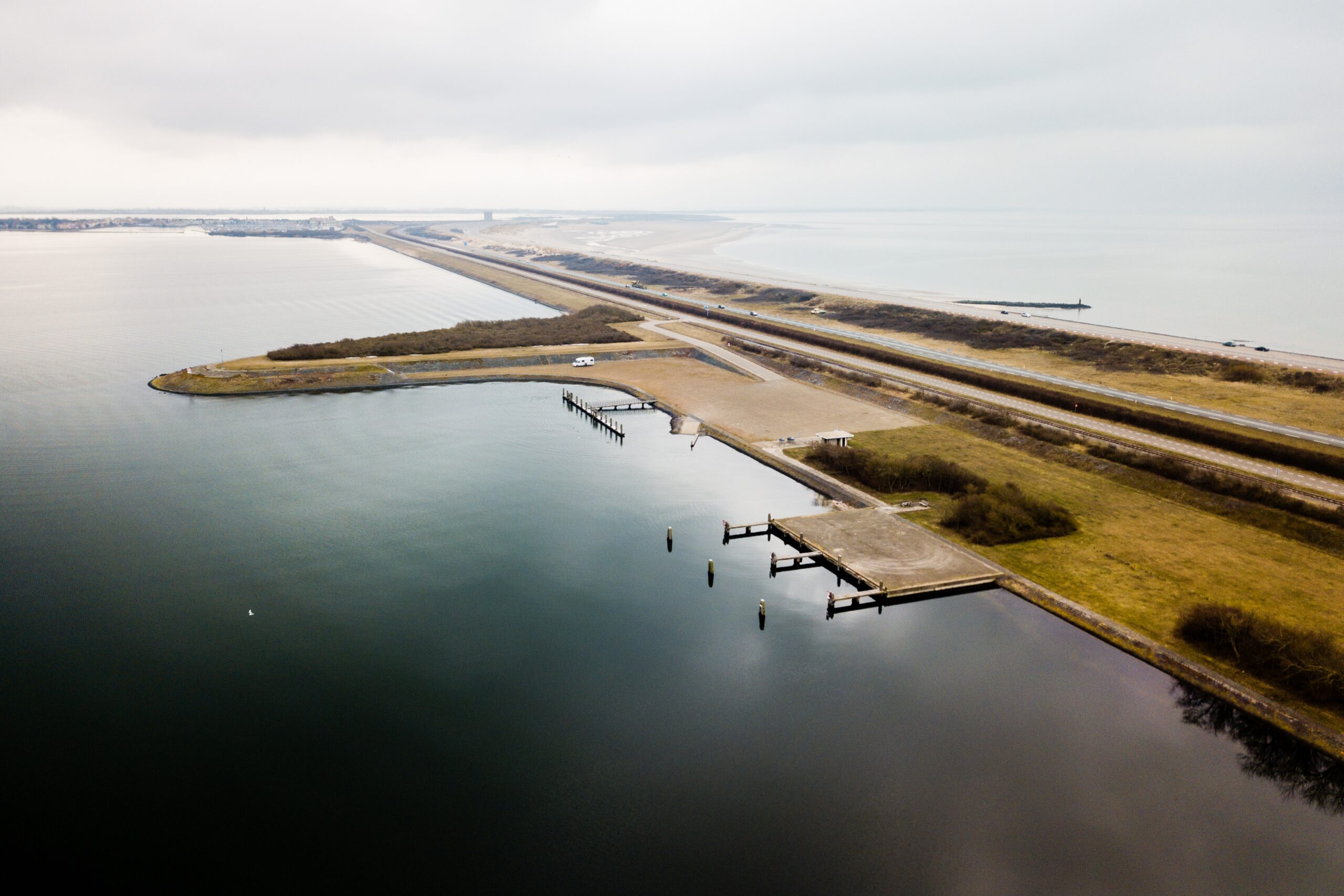De Noordzee (L) en het Grevelingenmeer bij de Brouwersdam. Foto: ANP