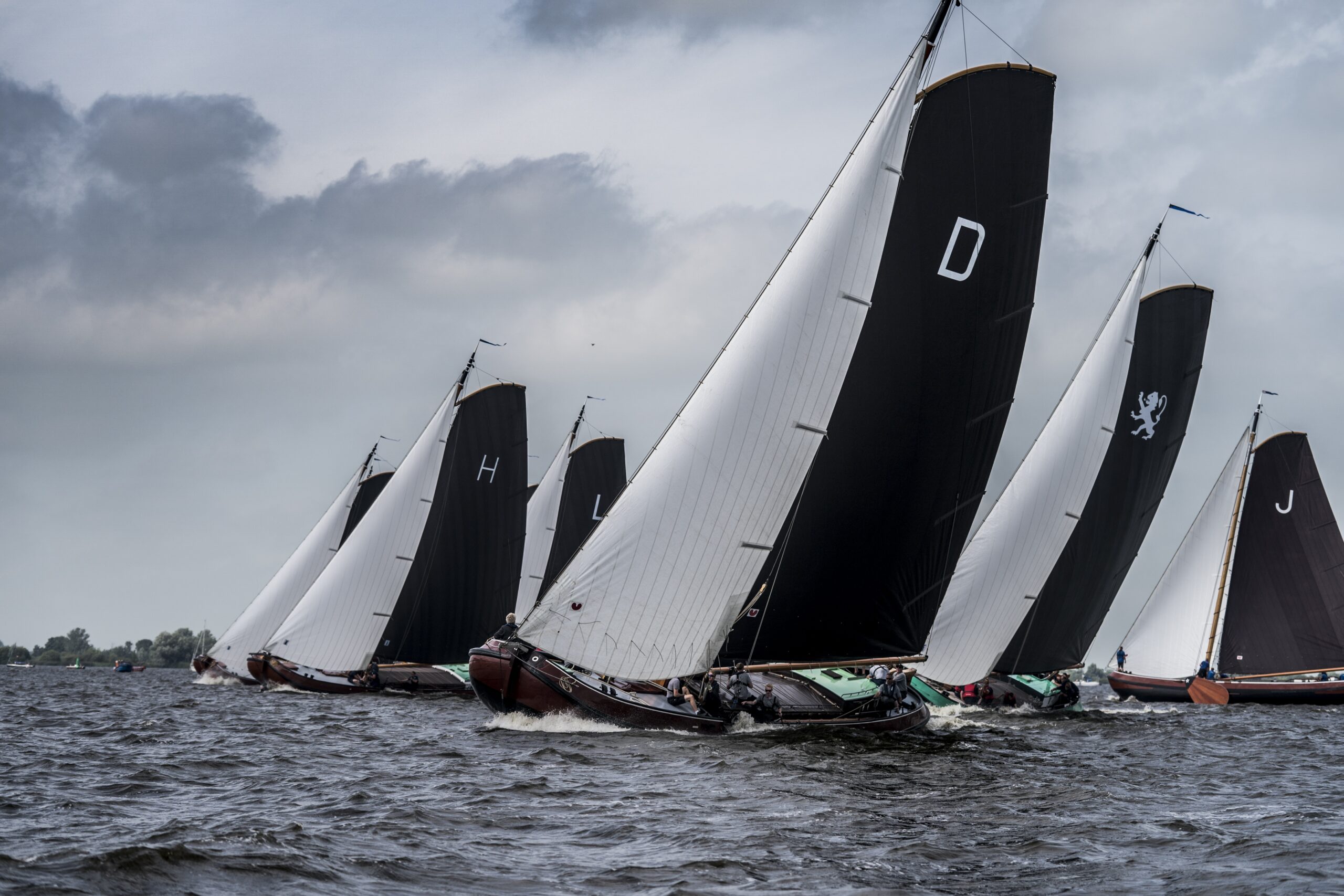 Skutsjes in actie op het Sneekermeer. Foto: ANP