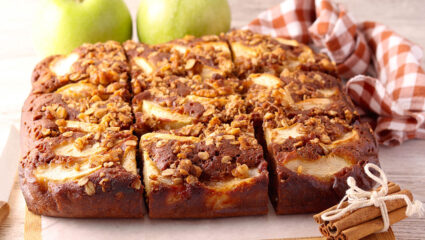 Een cake met appel en kaneel.