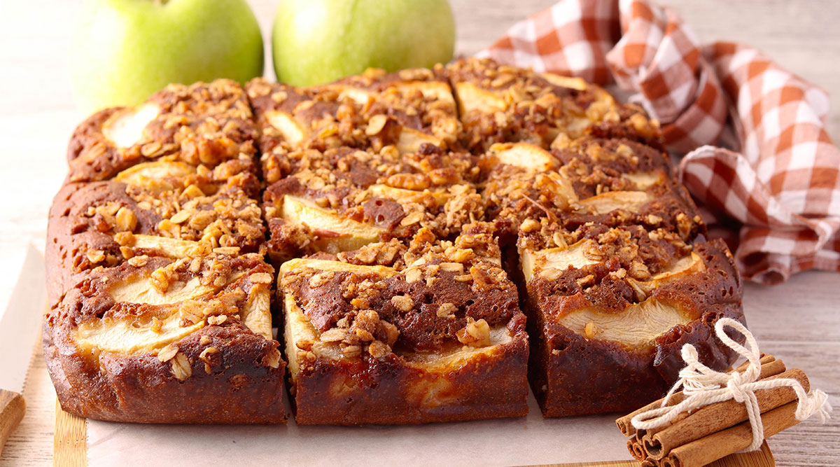 Een cake met appel en kaneel.