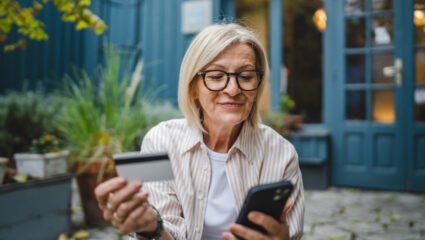 Mevrouw doet impulsaankopen online.