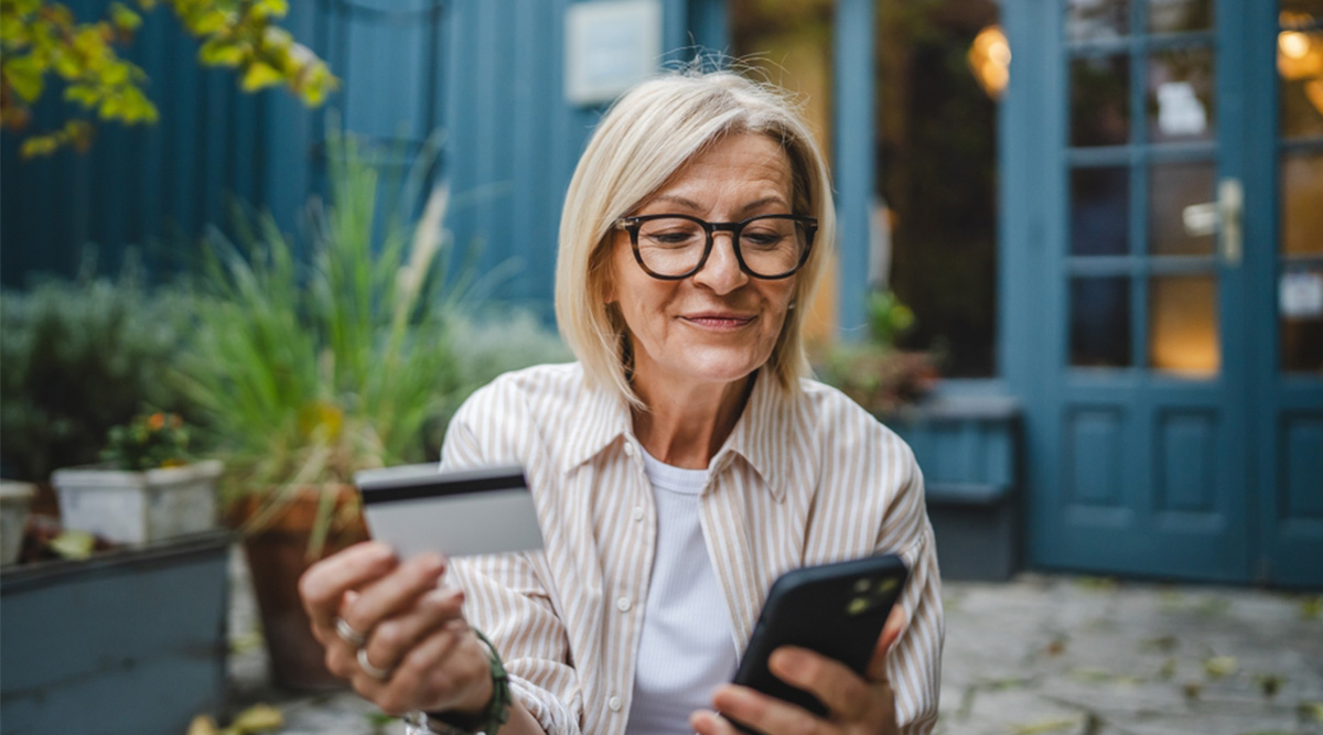 Mevrouw doet impulsaankopen online.