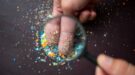 microplastics-shutterstock_2172891881 Microplastics. Hoe schadelijk zijn de plastic deeltjes voor mensen?