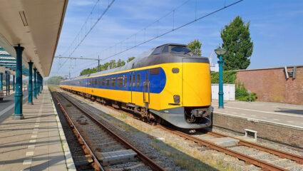 Een trein van de NS op een station in Nederland.