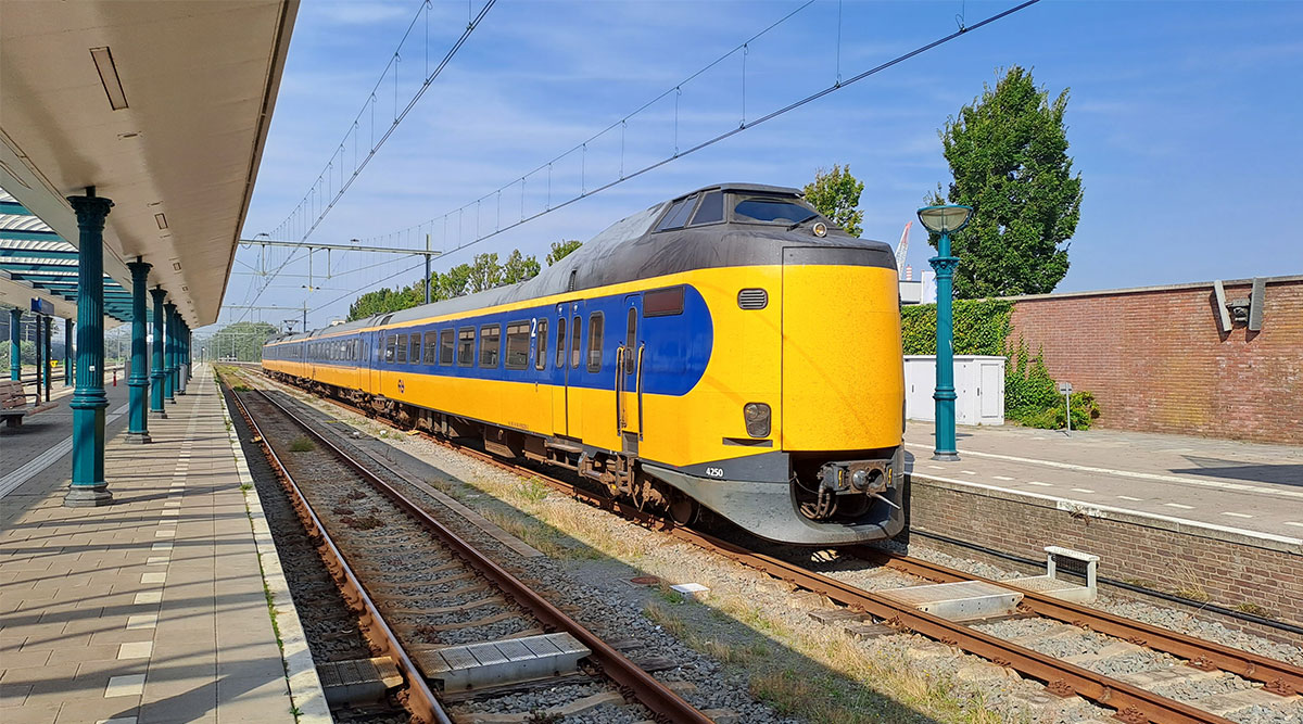 Een trein van de NS op een station in Nederland.