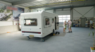 Jan en Lidya uit We zijn er Bijna! halen hun nieuwe caravan op.