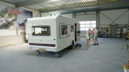 Jan en Lidya uit We zijn er Bijna! halen hun nieuwe caravan op.