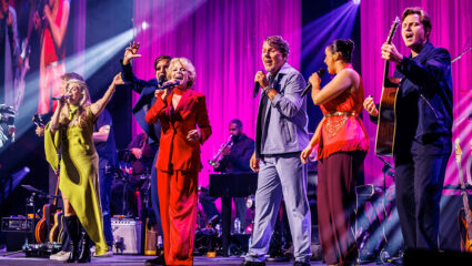 Diverse artiesten treden op tijdens Ahoy Zingt De Nijs.