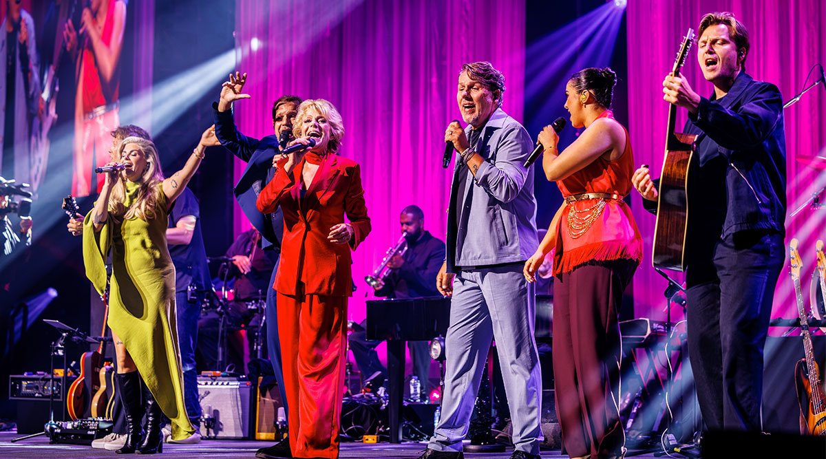 Diverse artiesten treden op tijdens Ahoy Zingt De Nijs.
