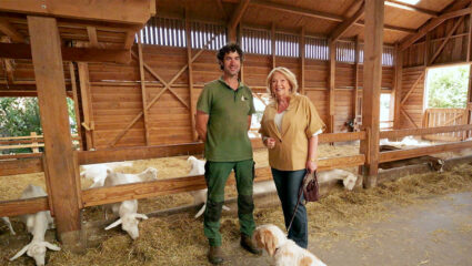Janny krijgt een rondleiding over de boerderij van Beestenboel.