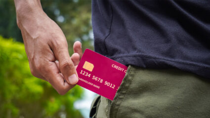 creditcard uit broekzak.