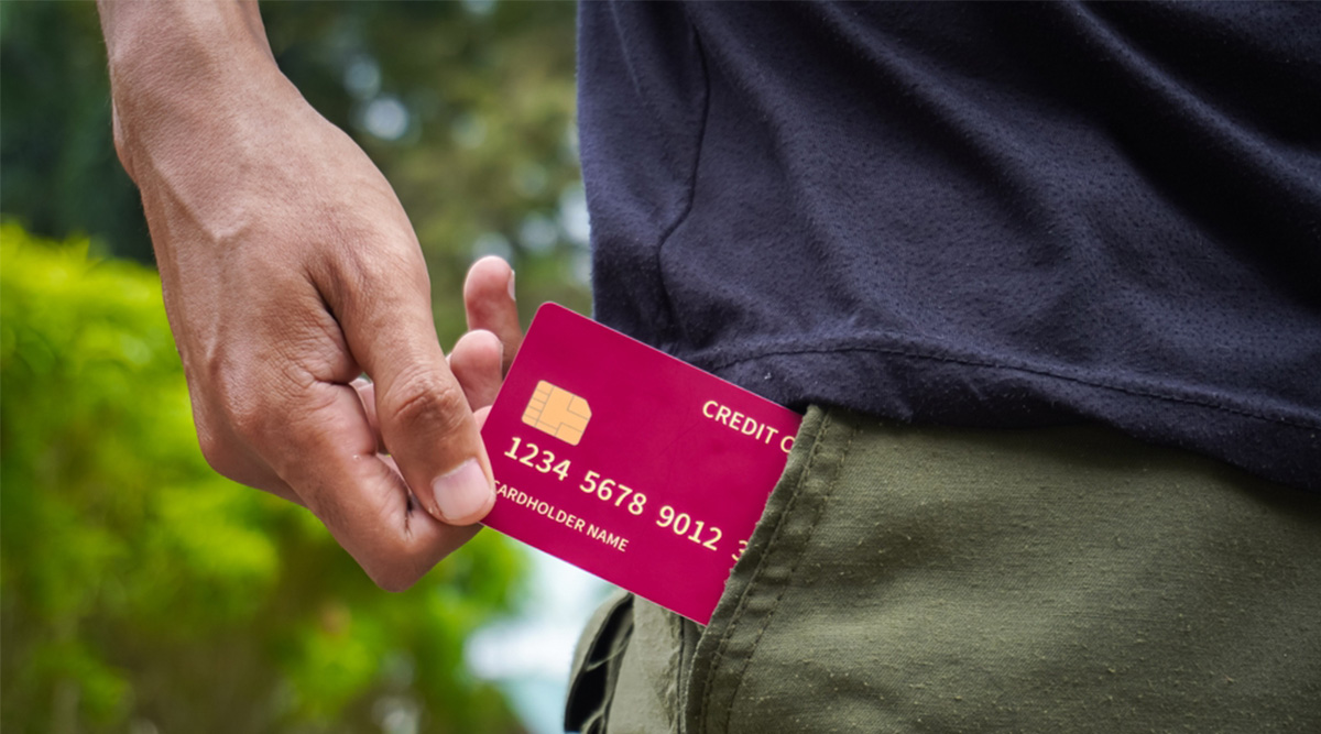 creditcard uit broekzak.