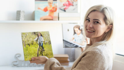 Een vrouw toont dat een foto afdrukken mogelijk is