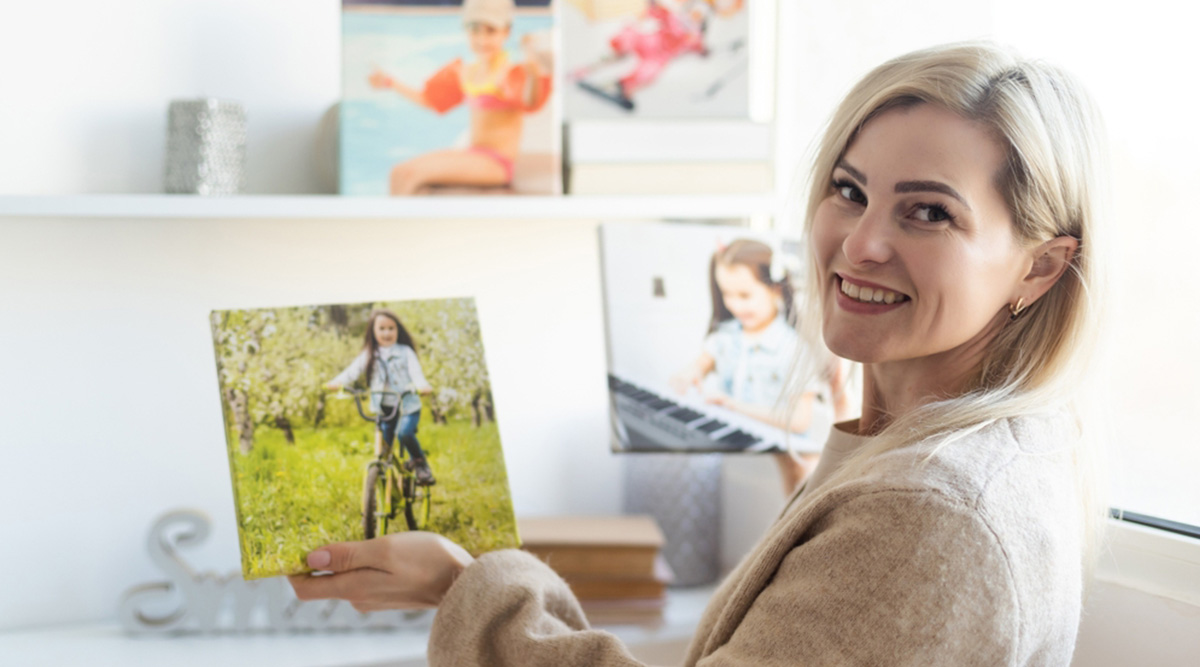 Een vrouw toont dat een foto afdrukken mogelijk is