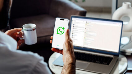 Een man wil een gebruikersnaam instellen voor WhatsApp