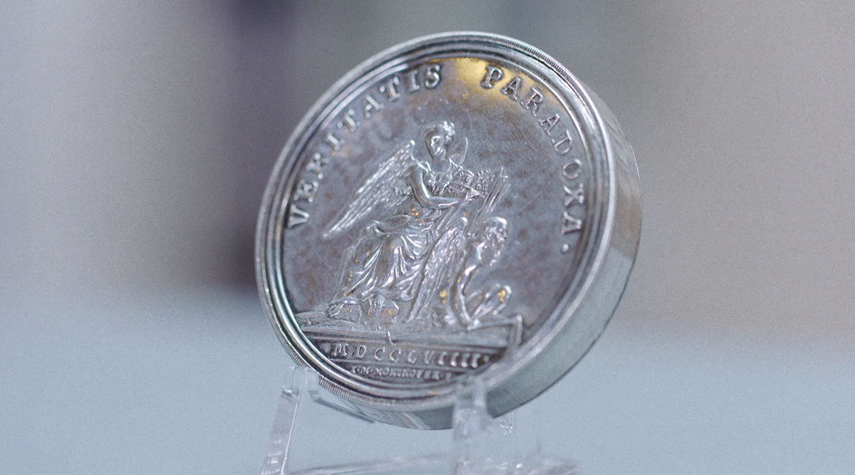 Een zilveren schroefmedaille, uit een eerdere aflevering van Van onschatbare waarde.
