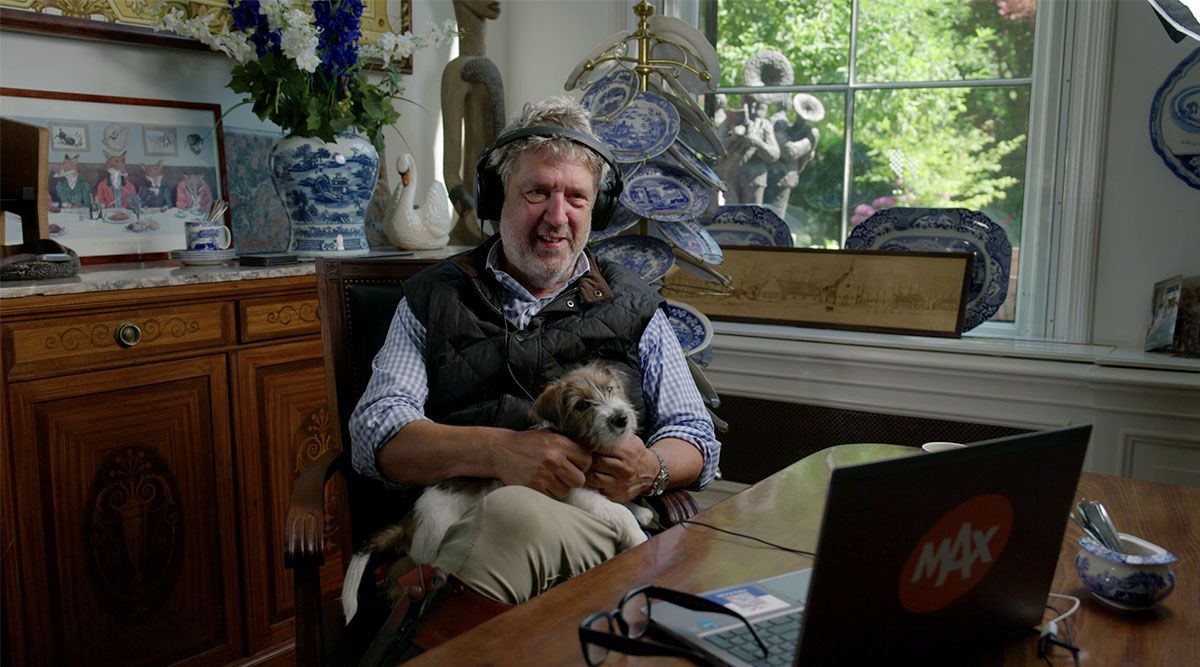 Bert met zijn hond Patsy op schoot.