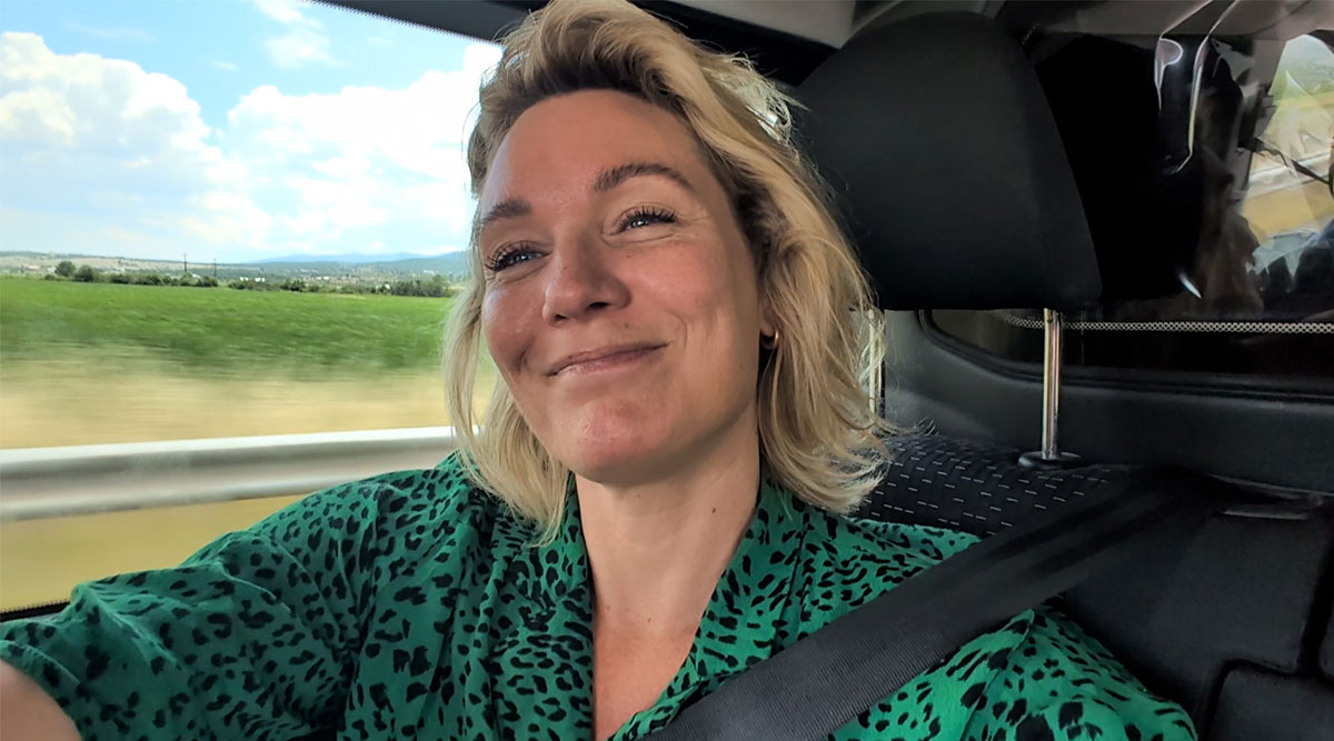 Marlijn Weerdenburg in een video achter de schermen bij We zijn er Bijna! 2026.