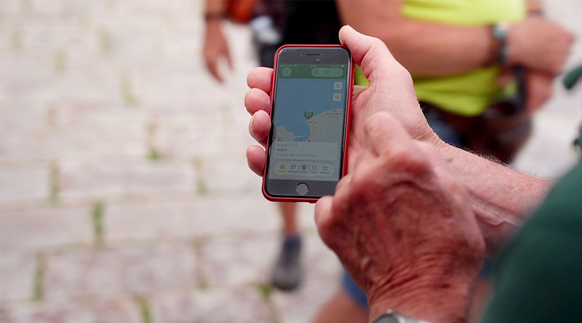 Een telefoon met daarop een geocaching locatie.