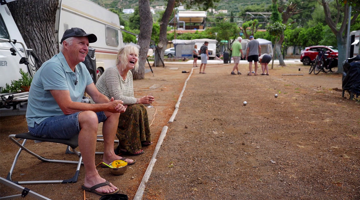 Martin en Joke Versloot zitten langs de jeu de boules baan in We zijn er Bijna 2026!.