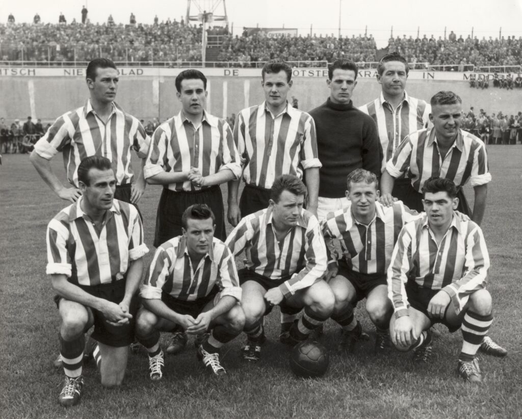 Eén van de eerste wedstrijden in de Eredivisie op 2 september 1956: Sparta tegen DOS.